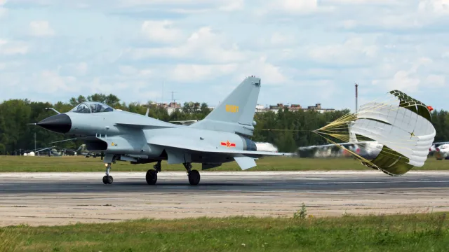Rafale zestrzelony przez J-10CE! Jak chińska technologia pokonała francuski supermyśliwiec?
