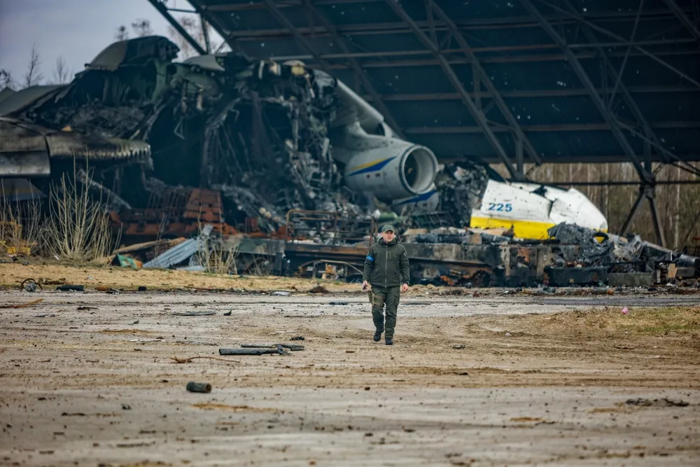 An-225 Mrija największy samolot świata zniszczony w wyniku wojny na lotnisku w Gostomelu.