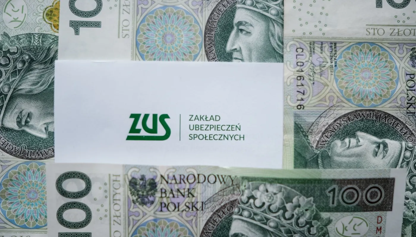 ZUS, pieniądze, gotówka, koperta, odszkodowanie