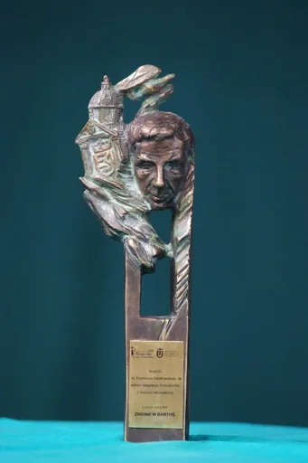1498942-statuetka-e.jpg