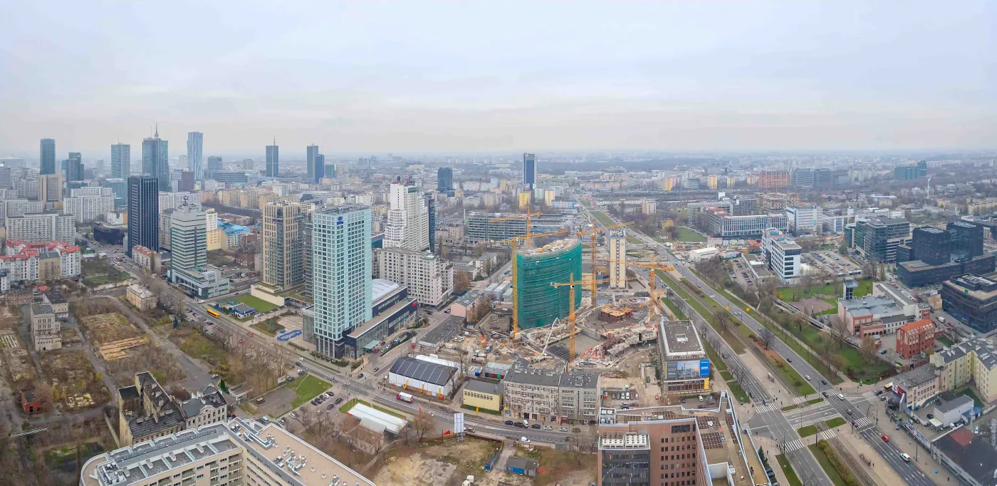Warsaw Spire: Najwyższy biurowiec w Polsce wyrasta nad ziemię (ZDJĘCIA)
