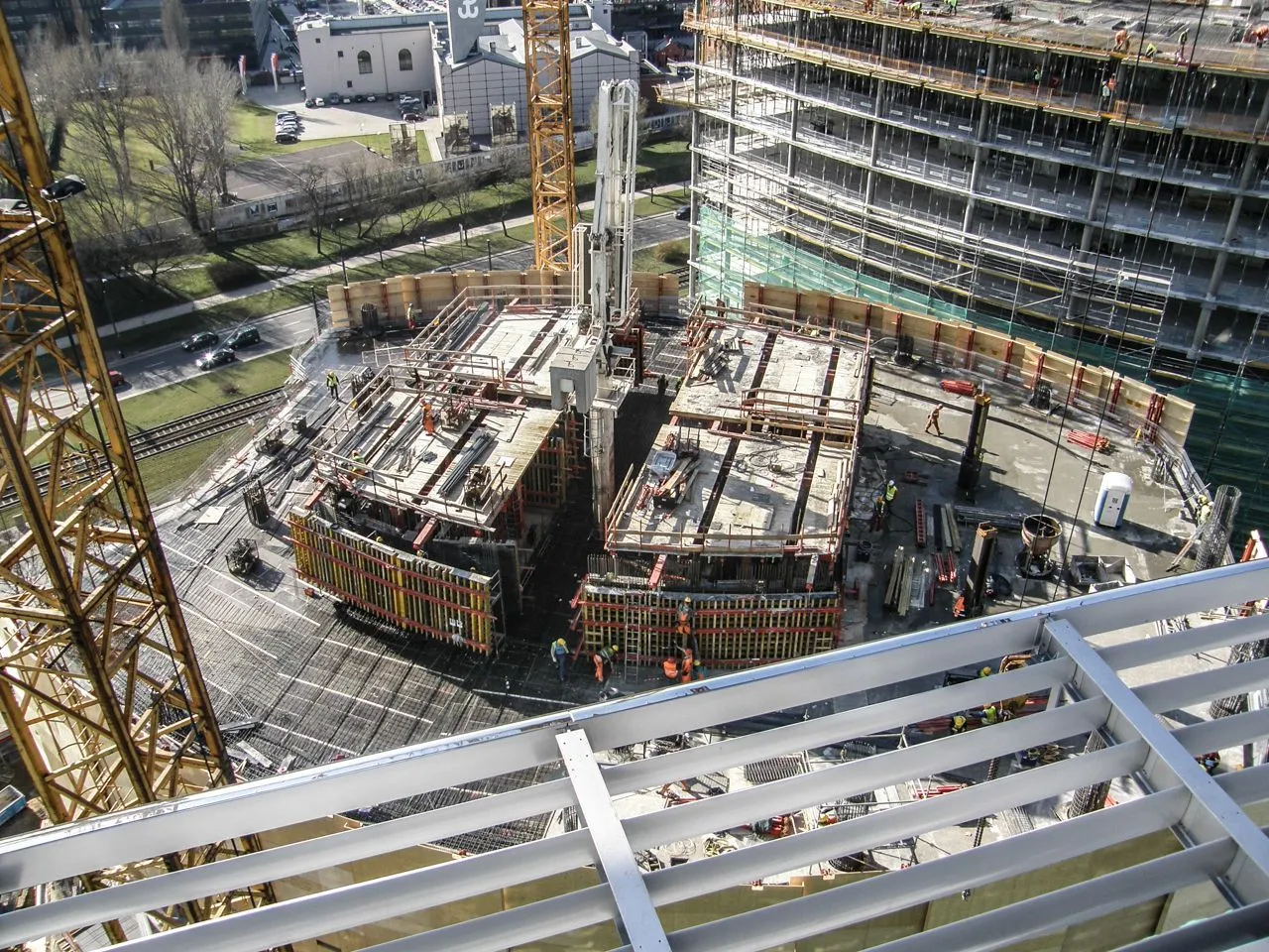 220-metrowa wieża pnie się górę