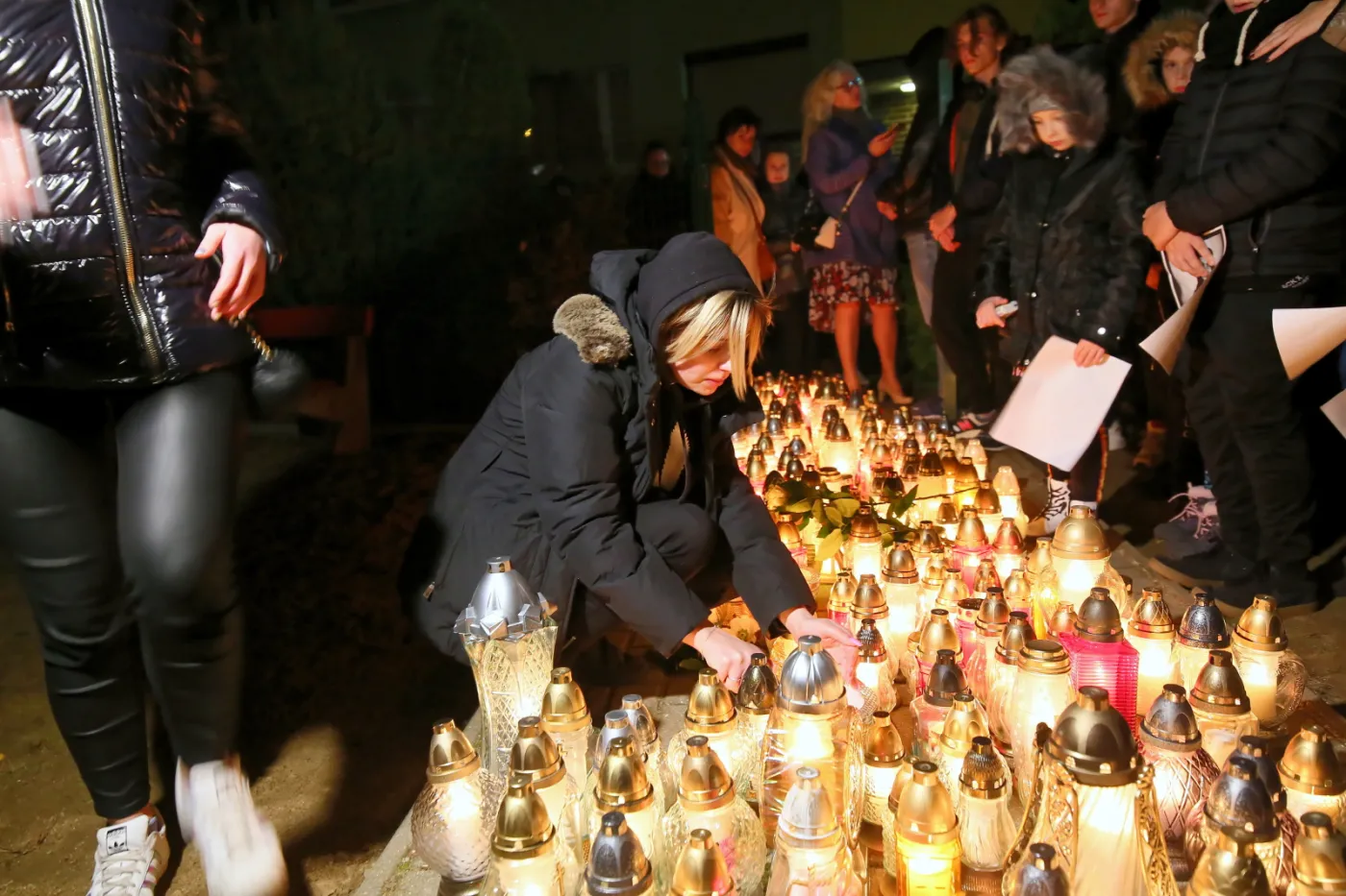 Policjanci uzbrojeni w broń i tarcze stanęli na rogatkach Komendy w Koninie