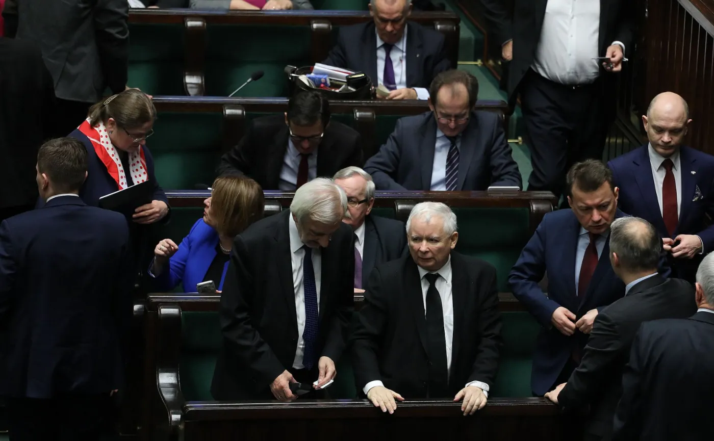 Konserwatywne skrzydło PiS chce czystek dyrektorów. Szef służby cywilnej polegnie za Smoleńsk
