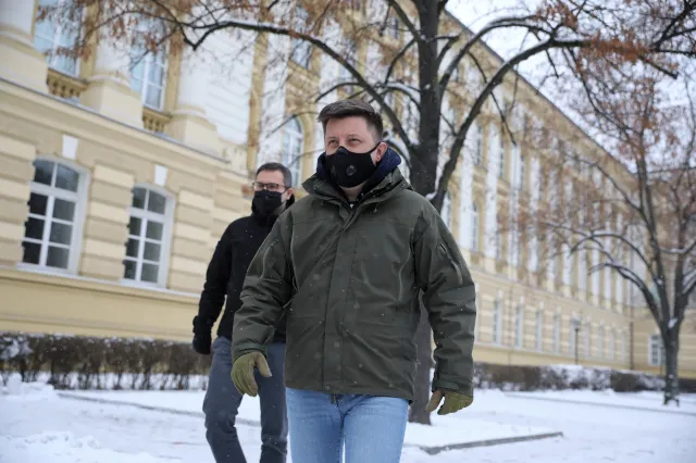 Wydłuży się czas szczepień dla grupy zero. W poniedziałek do Polski przyleciało o połowę mniej szczepionek niż zapowiadano