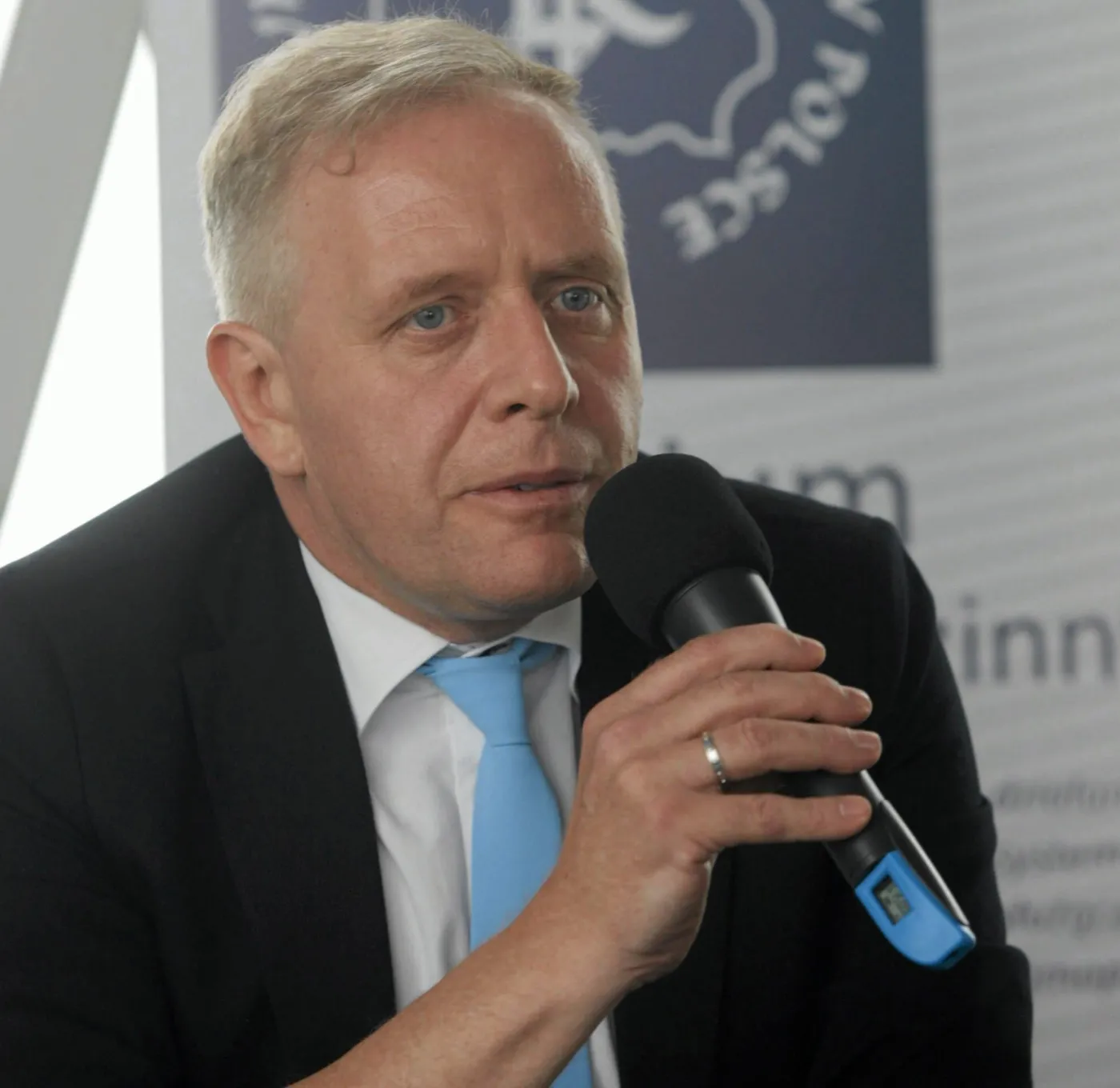 Dane epidemiczne są coraz lepsze. Dr Sutkowski: Otwierałbym różne sektory. Ludzie nie wytrzymują bardzo silnych obostrzeń