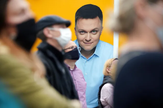 Hołownia rozdaje karty. Może rządzić z KO i Lewicą [SONDAŻ]