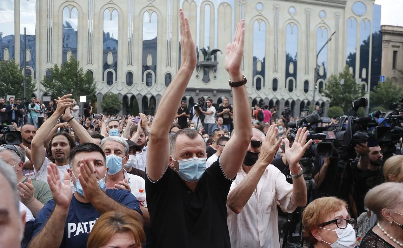 Gruzja: Tłumy na ulicach Tbilisi domagają się dymisji rządu