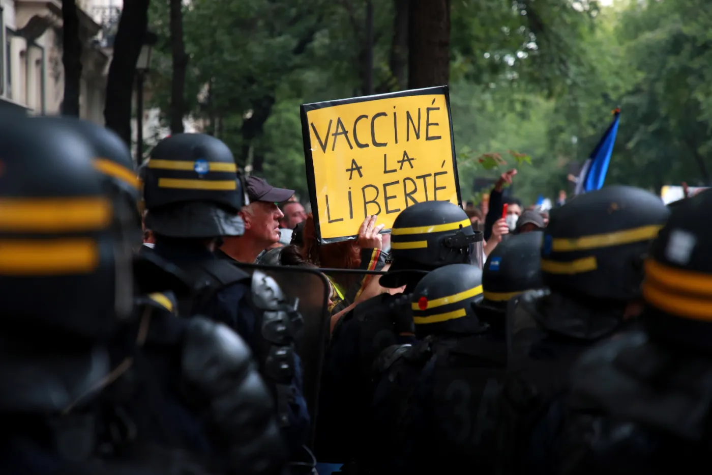Protesty we Francji przeciw paszportom sanitarnym. W Paryżu policja użyła gazu