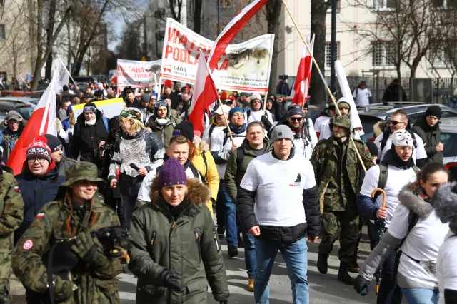 Protest antycovidowców w Warszawie. Policja użyła granatów hukowych i gazu