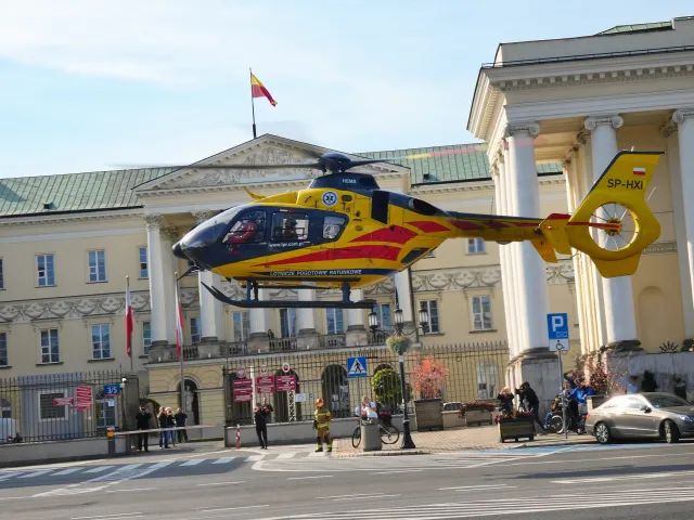 Nieobsadzone karetki i więcej lotów Lotniczego Pogotowia Ratunkowego. Ile kosztuje brak porozumienia z ratownikami?
