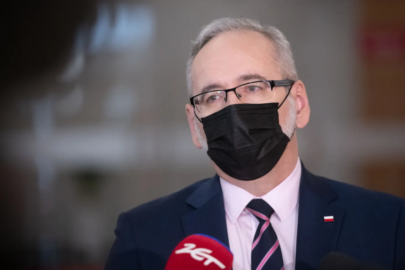 Niedzielski: Nośmy maseczki na cmentarzach, gdy jest tłoczno; nie ma obowiązku, ale jest rozsądek