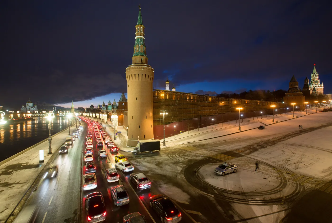 Kolumna sprzętu wojskowego zmierza do Moskwy