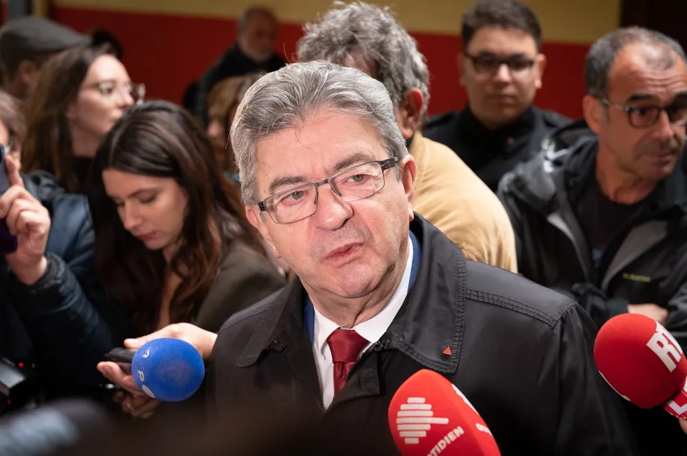 Francja szykuje się do trzeciej tury. Chrapkę na stanowisko premiera ma eurosceptyczny Mélenchon