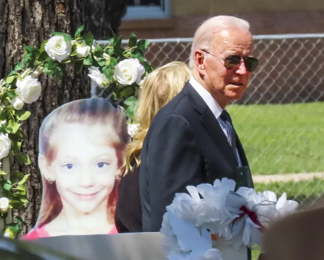 Biden uczcił ofiary masakry w Uvalde. Ministerstwo Sprawiedliwości zapowiada gruntowne śledztwo