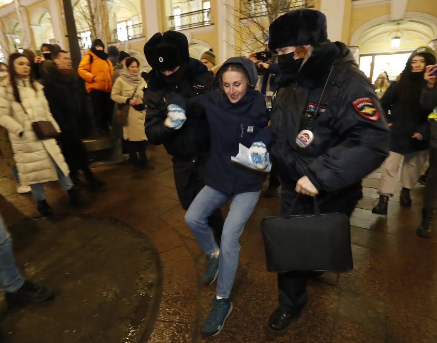 Protesty w Rosji przeciwko wojnie z Ukrainą. Ponad tysiąc osób zatrzymanych