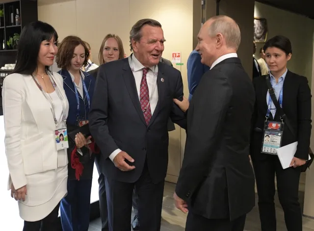 Niemieccy przyjaciele Putina nie zniknęli, tylko chwilowo przycichli [OPINIA]