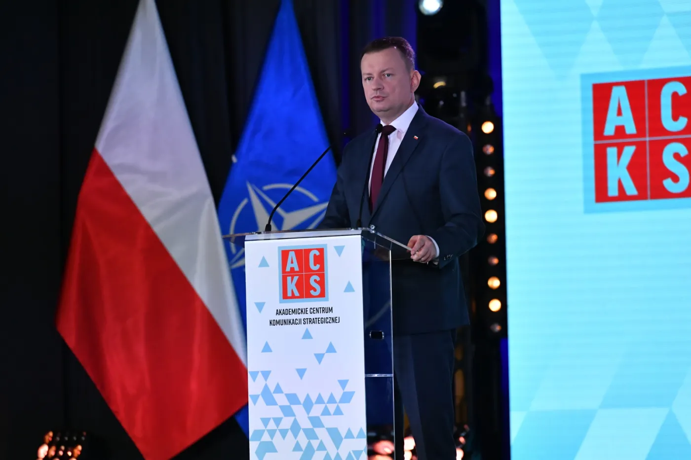 Błaszczak podpisał umowę na dostawę 48 koreańskich lekkich samolotów bojowych FA-50