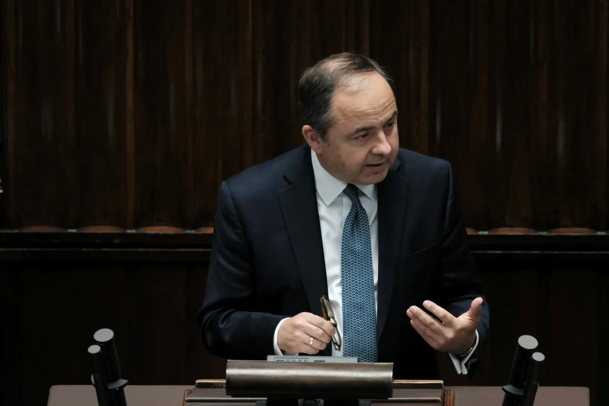 Minister ds. Unii Europejskiej Konrad Szymański odchodzi ze stanowiska. Czy to oznacza zmianę kursu Polski wobec UE?