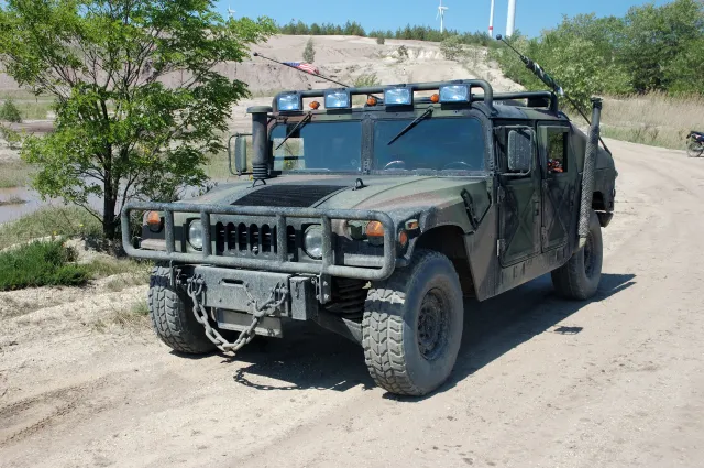 Pentagon ogłosił kolejną transzę broni dla Ukrainy, w tym 200 pojazdów Humvee i rakiety HARM