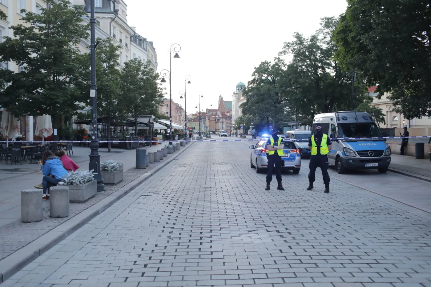 Ewakuacja Krakowskiego Przedmieścia w Warszawie. Antyterroryści zabezpieczyli pocisk