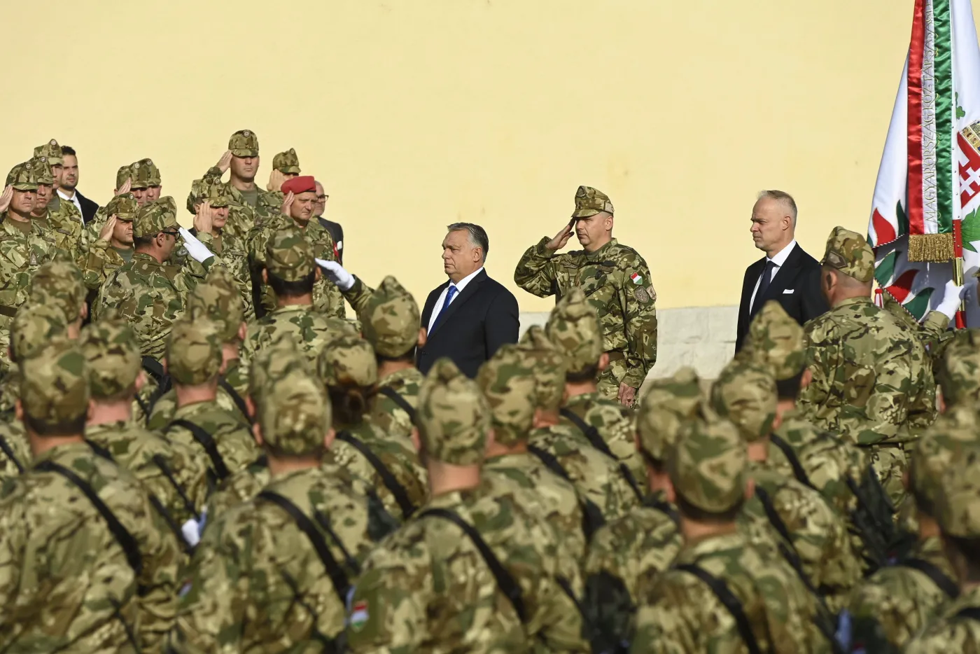 Szef MON zapowiedział czystki w armii. Węgierskiej. Jak jest w polskim wojsku?