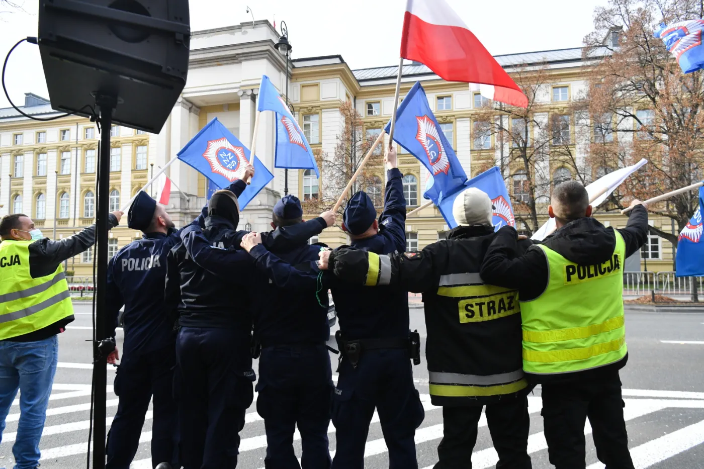 Protest służb mundurowych przed siedzibą rządu. Żądają waloryzacji uposażeń