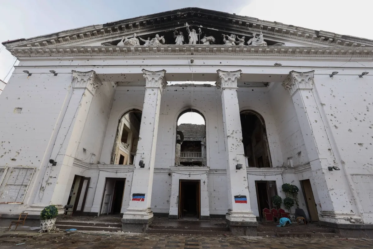 Dlaczego Rosjanie burzą teatr w Mariupolu, który zbombardowali w marcu? Ukraińscy politycy komentują