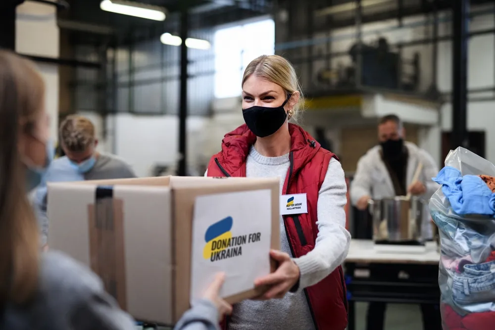Poczta Polska zwalnia z opłat paczki humanitarne do Ukrainy. Tak przesyłka musi spełniać pewne warunki