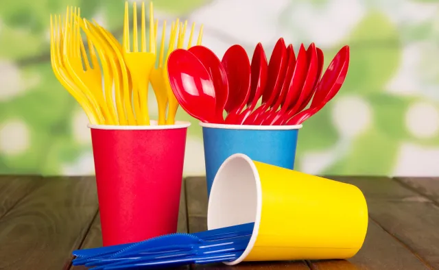 Ustawa o jednorazowym plastiku opóźniona już prawie o rok