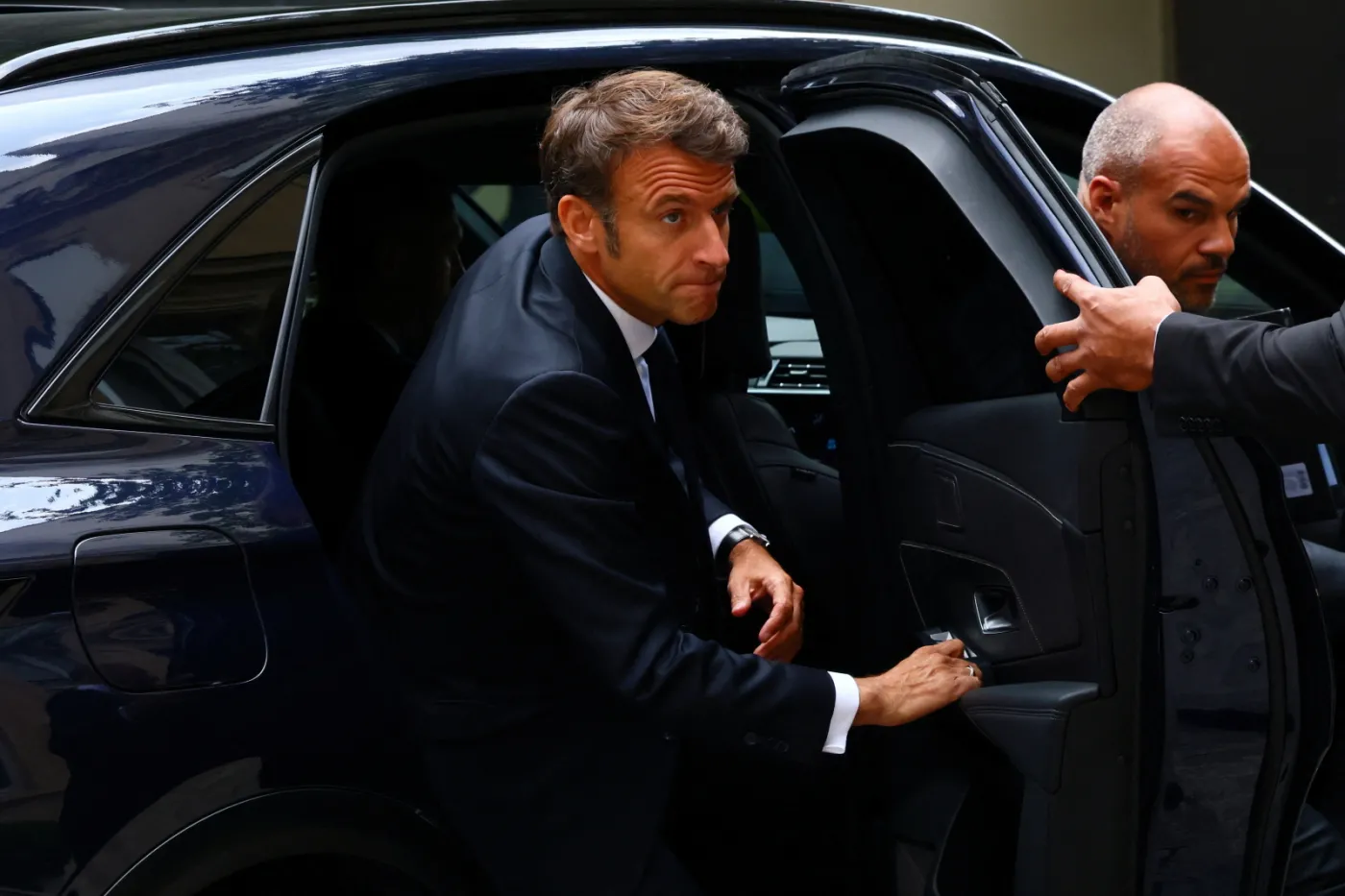 Zamieszki we Francji. Prezydent Macron opuścił szczyt UE w Brukseli