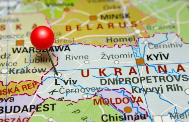 Alarm przeciwlotniczy we Lwowie.  Na nagraniach wideo widać kłęby dymu