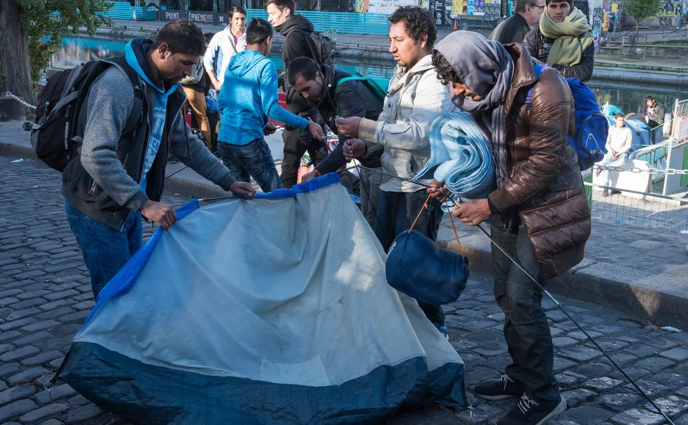 Francja: Trwa ewakuacja 1800 migrantów z obozowiska koło Dunkierki