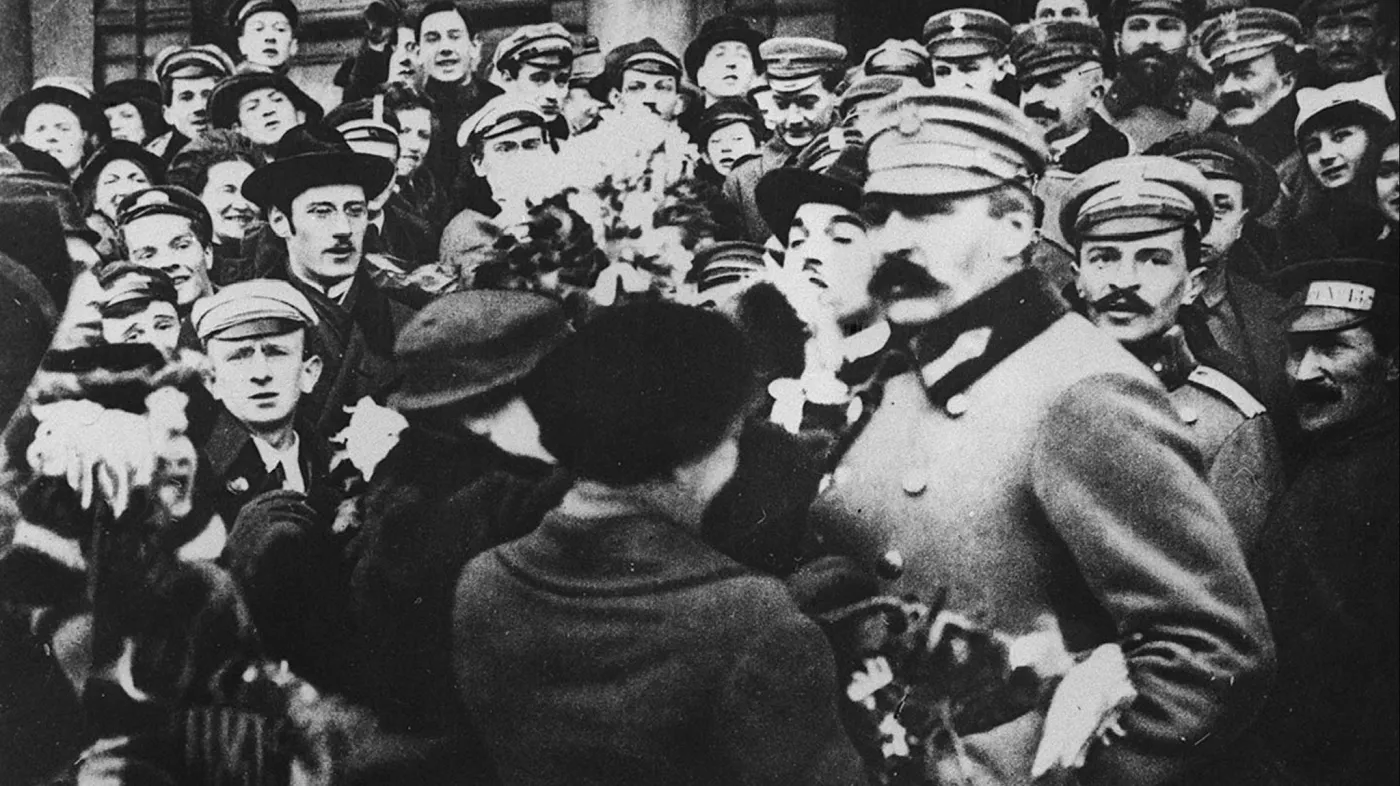 Powitanie Józefa Piłsudskiego przed Dworcem Wiedeńskim w 1916