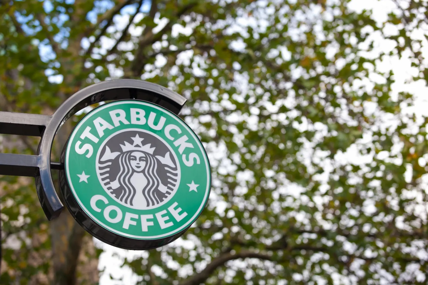 Starbucks ogłosił, że opuszcza Rosję. Wcześniej tylko zawiesił działalność