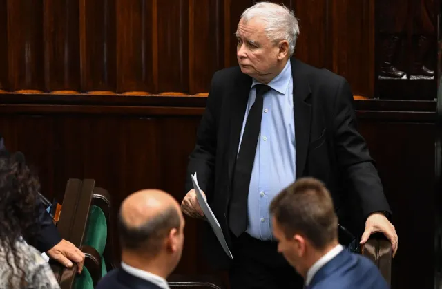Ochrona Kaczyńskiego wchodzi na teren Sejmu z bronią? "To wprowadzanie opinii publicznej w błąd"