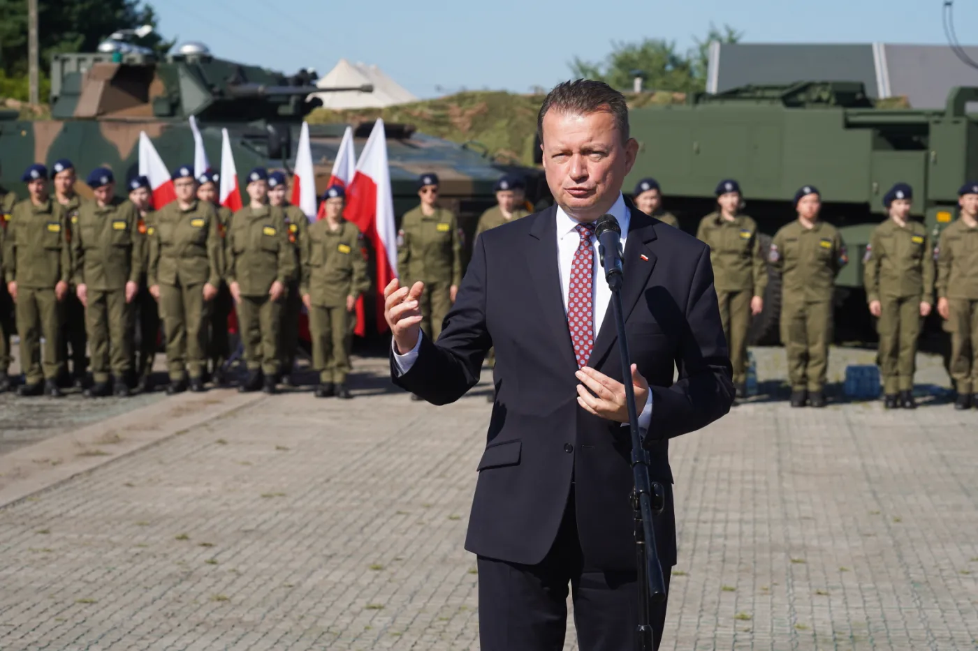 Szef MON zatwierdził umowy na dostawy sprzętu wojskowego m.in. dot. rozwoju programu Narew