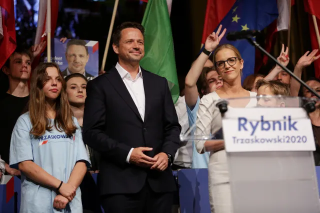 Zaufanie do polityków. Trzaskowski nowym liderem, Tusk ściga Hołownię [SONDAŻ]