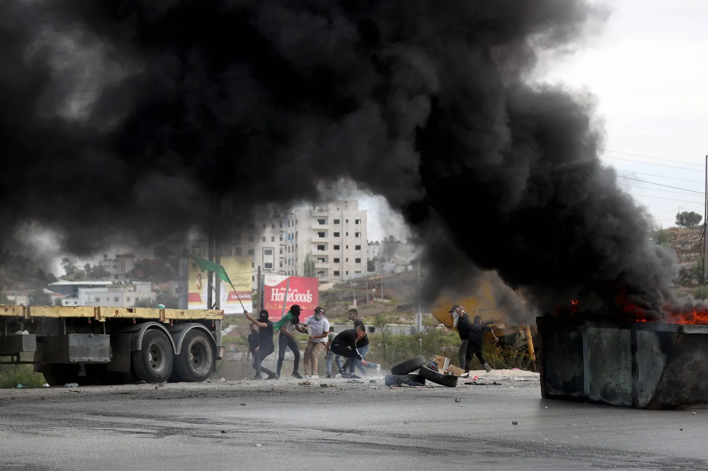 Palestinians clash with Israeli forces in West 