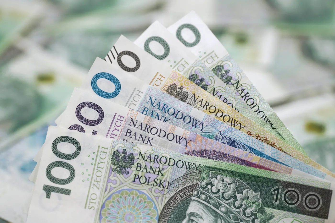 Jakie są skutki podatkowe w zakresie PIT przy objęciu akcji spółki holdingowej w związku z uczestnictwem w programie o charakterze motywacyjnym?