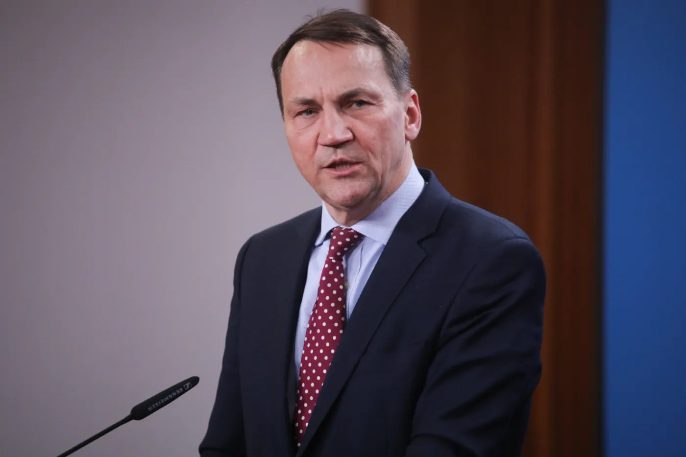 Sikorski: Podjąłem decyzję o podniesieniu cen wiz