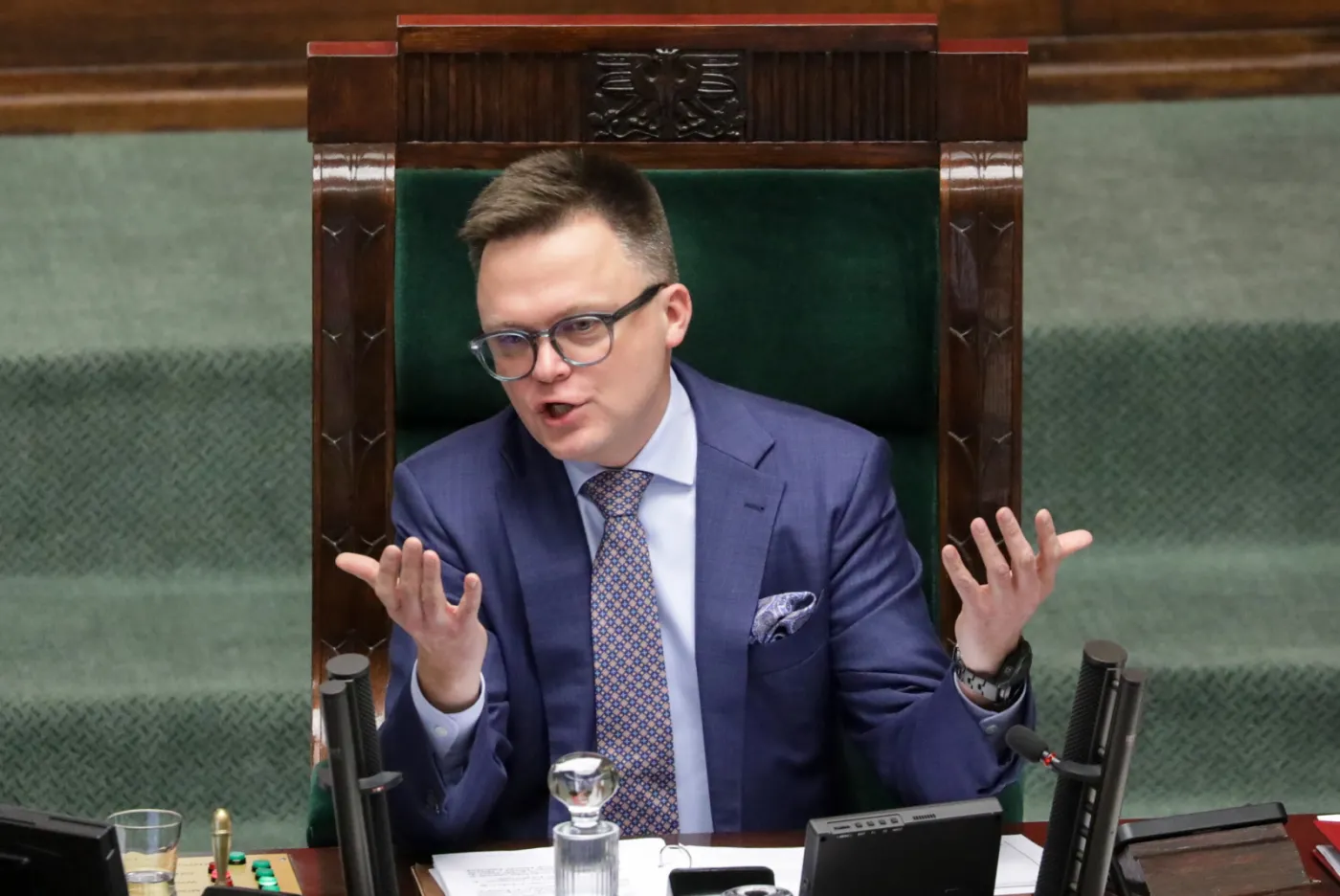 Opozycja zaliczająca wpadki, PiS udający, że wciąż rządzi. I gwiazdorzący Hołownia