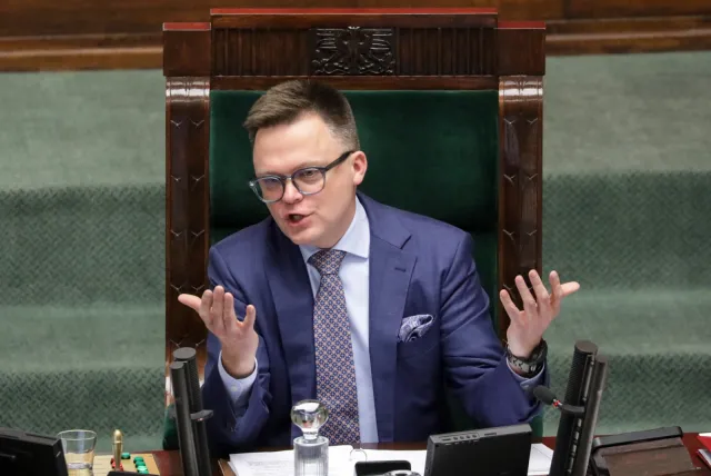 Opozycja zaliczająca wpadki, PiS udający, że wciąż rządzi. I gwiazdorzący Hołownia