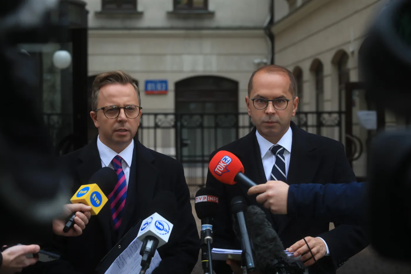 Poslowie Jonski i Szczera po kontroli w Polskiej Agencji Rozwoju Przedsiebiorczosci w Warszawie
