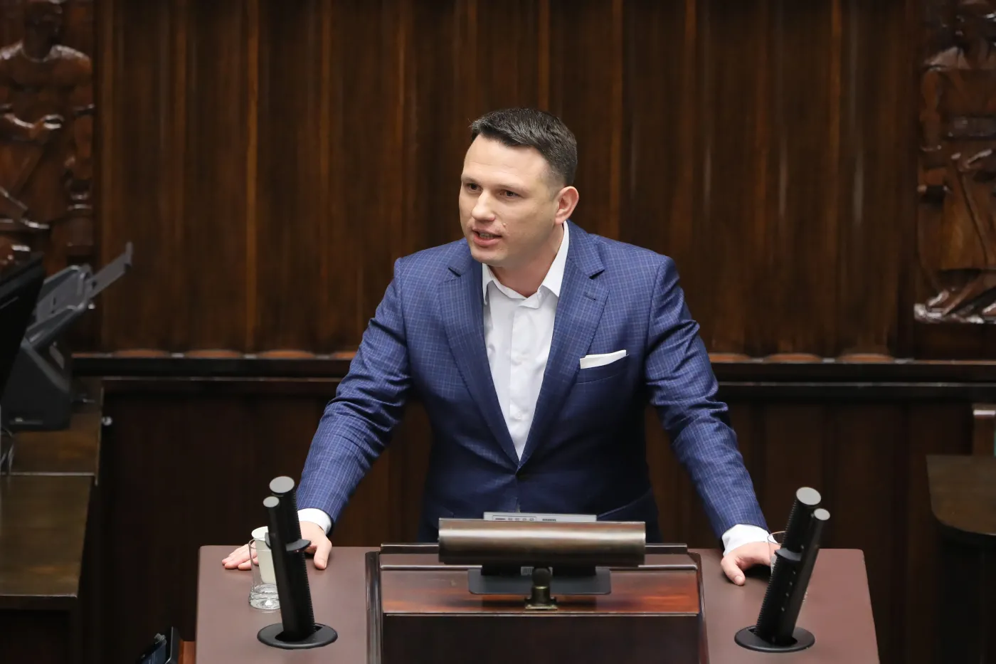 Mentzen: W Sejmie nie powinno być Chanuki, ale skoro była, nie należało wpadać z gaśnicą
