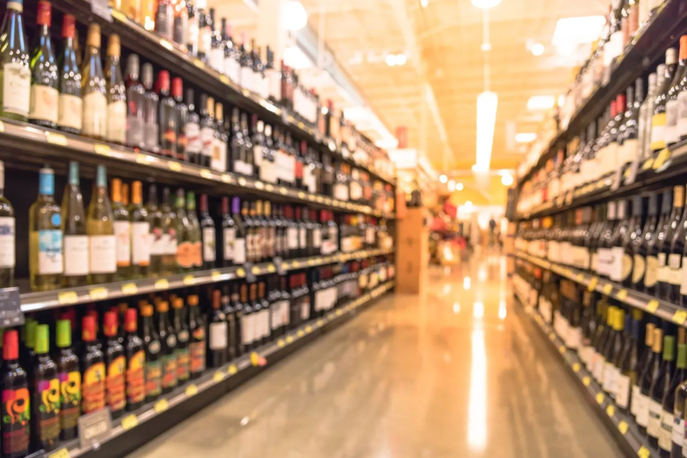 Wpływy z akcyzy od alkoholu notują spadek. Polacy rzadziej sięgają po alkohol?