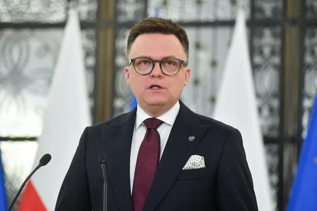 Protestujący rolnicy rozrzucili obornik pod domem Szymona Hołowni