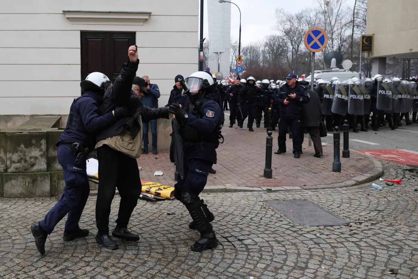 W okolicy Sejmu doszło do starcia policji z protestującymi