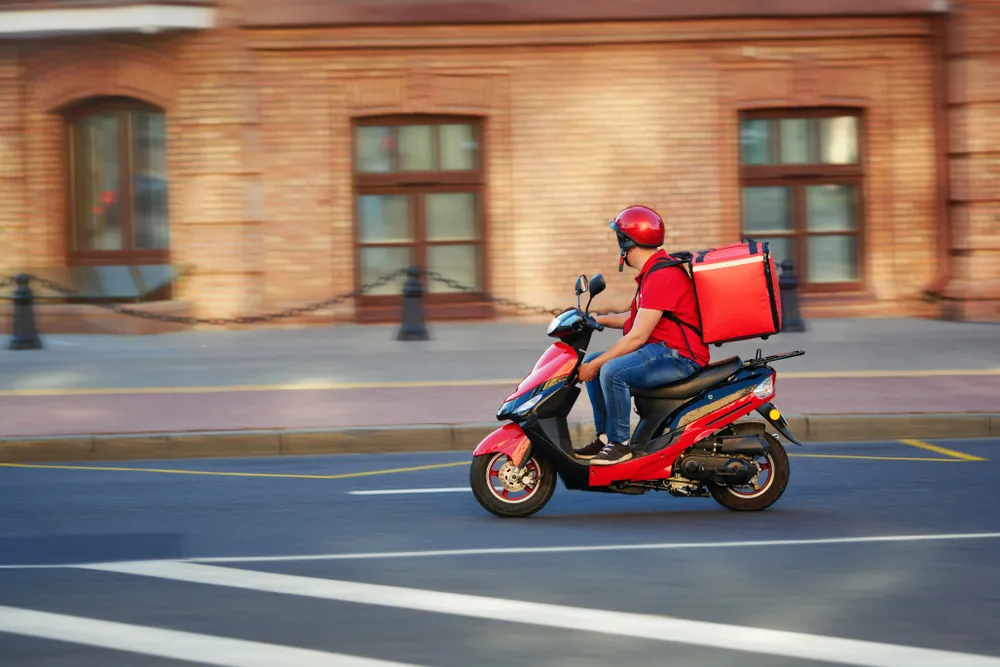Kierowcy i dostawcy platformowi pozostaną bez etatu