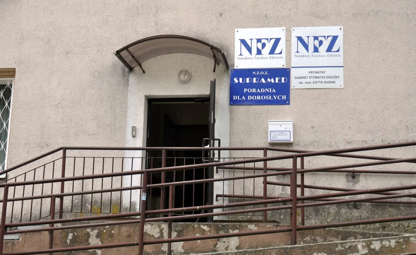 Przychodnie znikają, a kolejki rosną. Korzystanie z leczenia „na NFZ” coraz trudniejsze